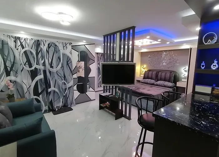 Condo Azur Suites B316 Near Airport, Netflix, Stylish, Cozy With Swimming Pool